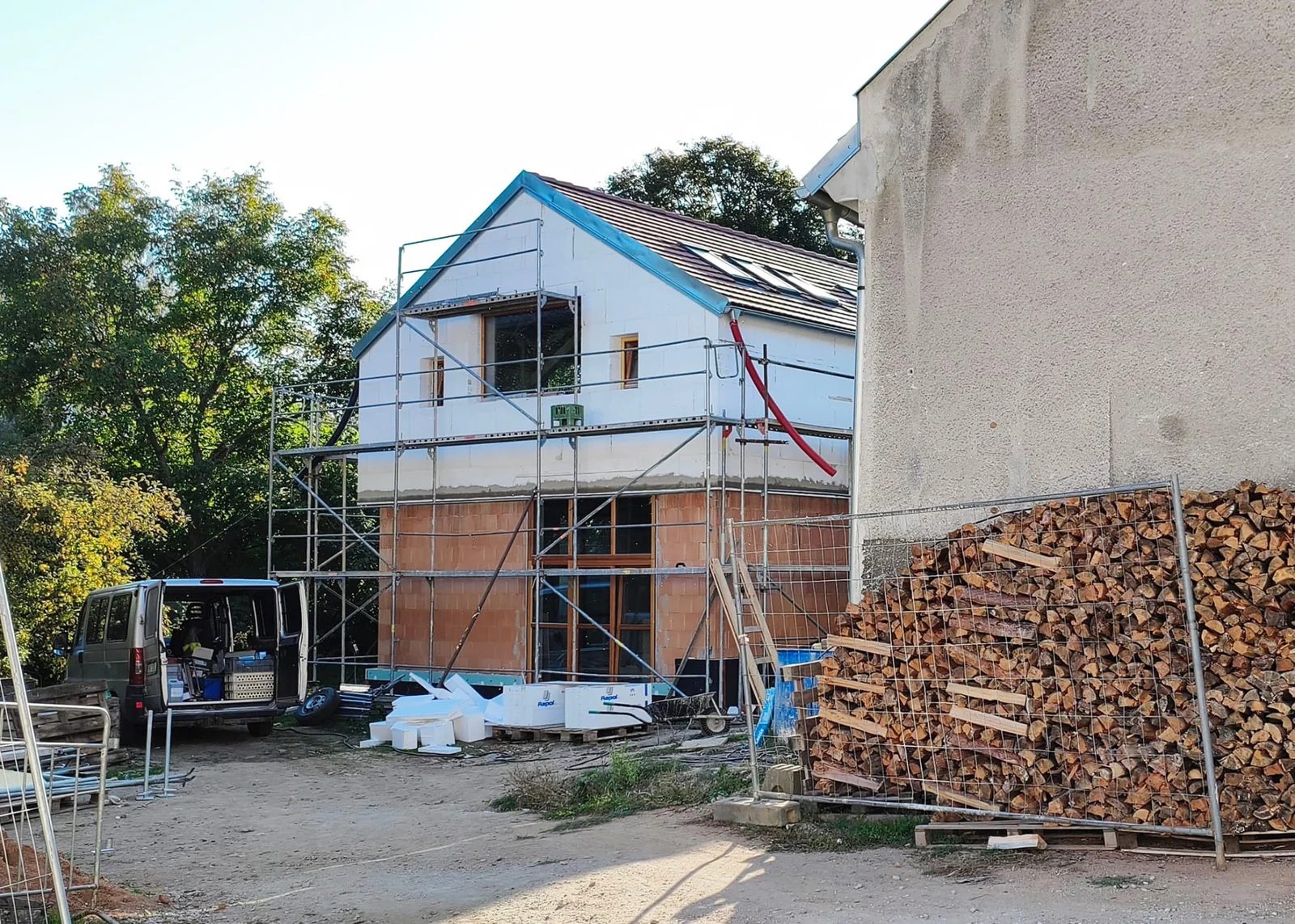 Přístavba školy během stavby – cibulové stěny, okna a lešení