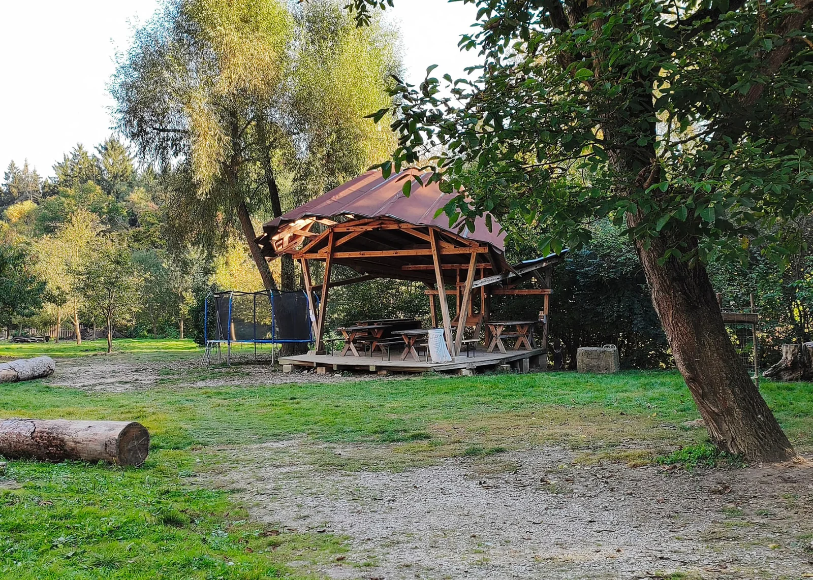 Dřevěná hudební scéna v zahradě školy