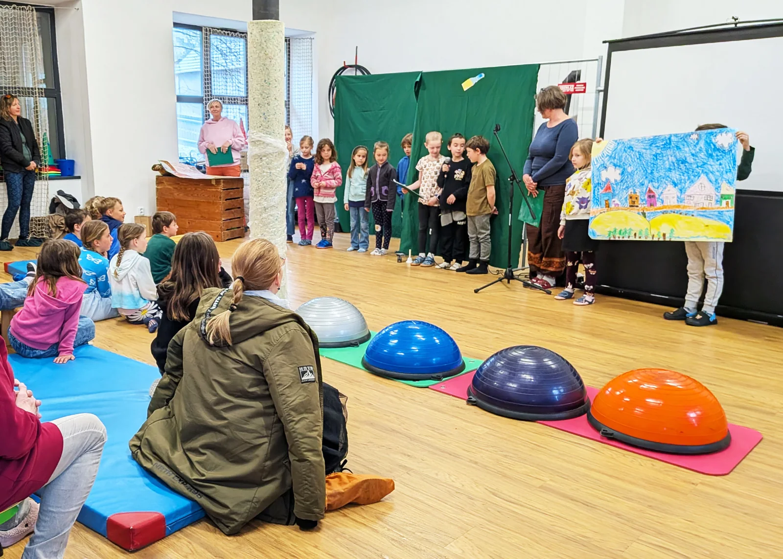 Žáci prezentují projekt před spolužáky v tělocvičně