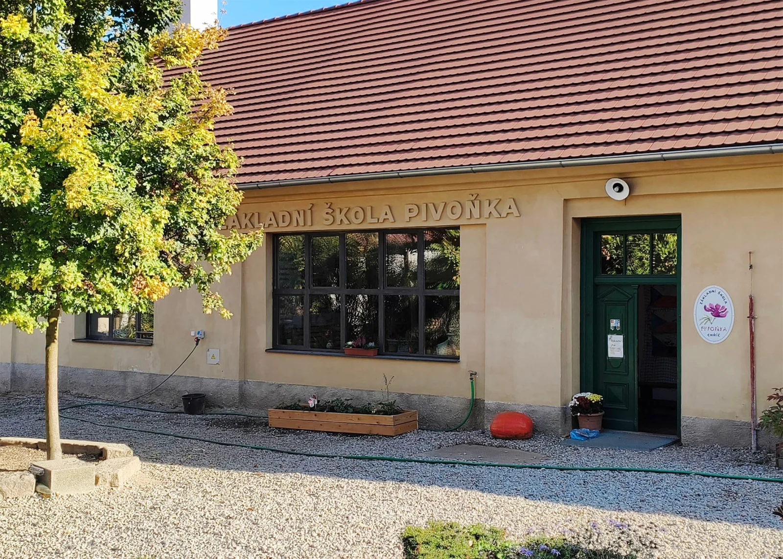 Vchod do budovy prvního stupně Základní školy Pivoňka